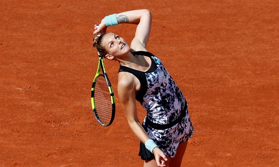 eská tenistka Kristýna Plíková servíruje v prvním kole Roland Garros.