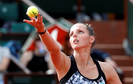 Česká tenistka Kristýna Plíšková servíruje v prvním kole Roland Garros.