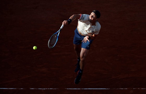 eský tenista Tomá Berdych servíruje v prvním kole Roland Garros.