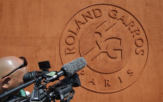 Kamery a mikrofony ped logem paíského grandslamu Roland Garros
