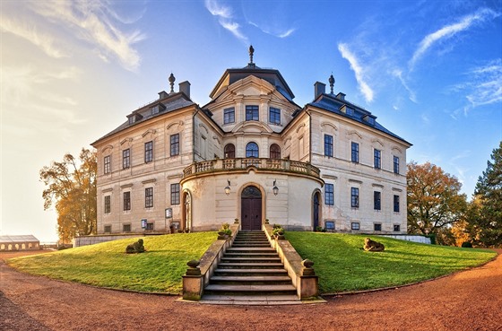 Barokní zámek Karlova Koruna u Chlumce nad Cidlinou patí rodin Kinských.