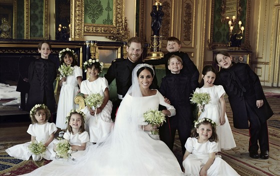 Oficiální svatební portrét prince Harryho a Meghan Markle, který poídil Alexi...