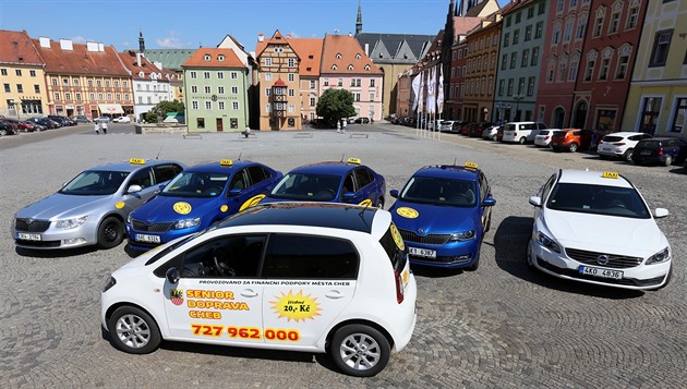 Vozy, které fungují v reimu senior taxi, na chebském námstí ped palíkem....