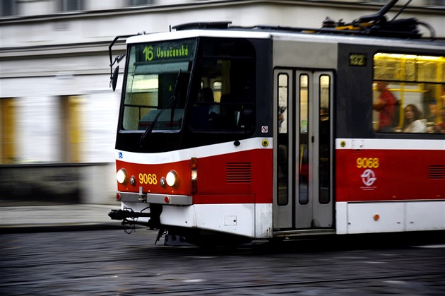 Náklaďák poškodil trolej, tramvaje u Strossmayerova náměstí jezdily odklonem