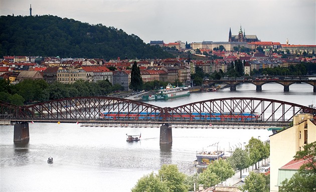 elezniní most spojující praský Smíchov s Výtoní. (23. kvtna 2018)