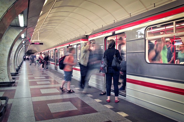 Naklání se metro u Anděla? Cestujícím se to jen zdá, může za to zpomalení