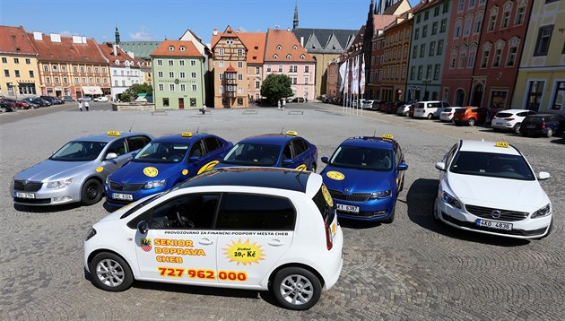 Vozy, které fungují v reimu senior taxi, na chebském námstí ped palíkem....