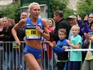 Eva Vrabcová- Nývltová na trati plmaratonu v Karlových Varech.