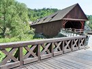 Zaala oprava historickho devnho mostu pes eku Ohi v Radoov.