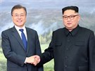 Lídi KLDR a Jiní Koreje Kim ong-un (vpravo) a Mun e-in se opt seli v...