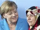 Nmecká kancléka Angela Merkelová hovoí s Mevlude Gencovou, píbuznou obtí...