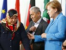 Nmecká kancléka Angela Merkelová a Mevlude Gencová (vlevo), která byla...