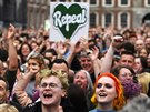 Irové v Dublinu oslavují výsledek referenda, které zruilo letitý zákaz...