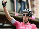 Britský jezdec Simon Yates oslavuje vítzství v patnácté etap Giro Italie.