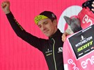 Britský jezdec Simon Yates oslavuje vítzství v patnácté etap Girod Italia