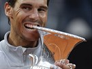 panlský tenista Rafael Nadal koue do trofeje, kterou vyhrál na turnaj v ím.