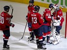 Spoluhrái dkují Bradenu Holtbymu po vítzném utkání Washington Capitals.