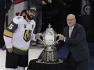 Obránce Deryk Engelland z týmu Vegas pebírá trofej pro vítze Západní...