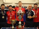 Stolní tenisté TTC Ostrava 2016 pózují s trofejí pro vítěze české Extraligy.