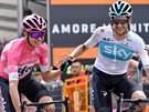 Wout Poels (vpravo) gratuluje týmovému kolegovi Chrisi Froomeovi k udrení...