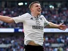 Matt Targett Fulhamu slaví výhru nad Aston Villou a postup do Premier League.