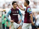 Fotbalisté Aston Villy Jack Grealish (vlevo) a John Terry vstebávají zklamání...