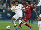 Marcelo z Realu Madrid (vlevo) a Mohamed Salah z Liverpoolu bojují o míč ve...