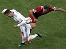 Dejan Lovren z Liverpoolu (vpravo) a Cristiano Ronaldo z Realu Madrid bojují o...