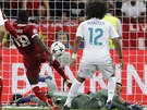 Sadio Mané z Liverpoolu (v erveném) pekonává ve finále Ligy mistr obranu...