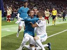 Fotbalisté madridského Realu se radují z gólu ve finále Ligy mistr proti...