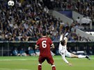 Gareth Bale z Realu Madrid (vpravo) stílí nkami nádherný gól ve finále Ligy...