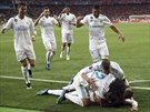 Fotbalisté Realu Madrid slaví fantastickou trefu Garetha Balea ve finále Ligy...
