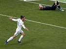 Gareth Bale (v bílém) stílí tetí gól Realu Madrid ve finále Ligy mistr,...