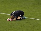 Branká Liverpoolu Loris Karius zklaman zstává leet na trávníku po prohe ve...