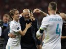 Luka Modri z Realu Madrid (vlevo) objímá trenéra Zinédina Zidanea po výhe ve...