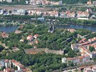 Vy�ehrad, vzadu n�dra�� Praha-Sm�chov