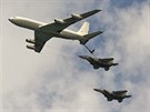 Létající tanker Boeing 707 a stíhací bombardéry F-15I