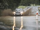 Pívalový dé zpsobil zaplavení silnice u Lochousic u Stodu vodou z polí s...