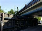 idi kamionu vjel pod elezniní most v Ústí nad Orlicí. Po nárazu se kolos...
