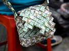 Pětadvacetiletý Wilmer Rojas z Caracasu vyrábí kabelky z devalvovaných...