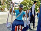 Pětadvacetiletý Wilmer Rojas z Caracasu vyrábí kabelky z devalvovaných...