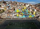 FOTBALOVÝ BH. Dti hrají fotbal na hiti v okolí Jardim Peri v brazilském Sao...