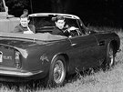 Píe se rok 1971 a princ Charles pijídí ve svém modrém Aston Martinu Volante...
