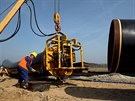 Stavba povrchové části plynovodu Nord Stream 1 u německého města Lubmin (duben...