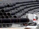 Ocelové potrubí pro stavbu plynovodu Nord Stream 1 uskladněné v německém...