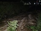 V Zajeov na Berounsku vedení obce kvli rozvodnným potokm evakuovalo...