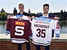 Hokejisté Daniel Pibyl (vlevo) a Matj Machovský se pedstavili jako nové...