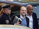Harvey Weinstein dorazil na manhattanskou sluebnu newyorské policie. (2018)