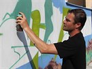 Jakub Menk dokonuje ob graffiti na zdi v jihlavsk Bezruov ulici. S...
