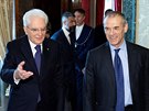 Italsk prezident Sergio Mattarella (vlevo) v pondl povil ekonoma Carla...